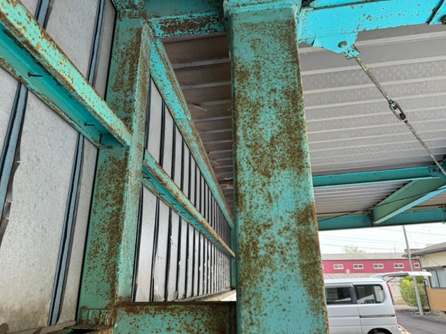 錆びた鉄骨車庫の支柱